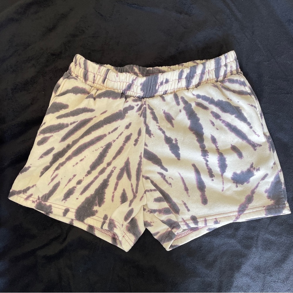 Align tie dye shorts with pockets Size L